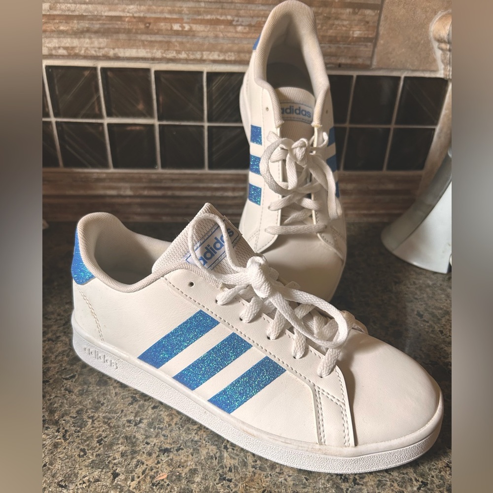 Adidas white n blue stripe Girls, Youth sz 3.5 like new